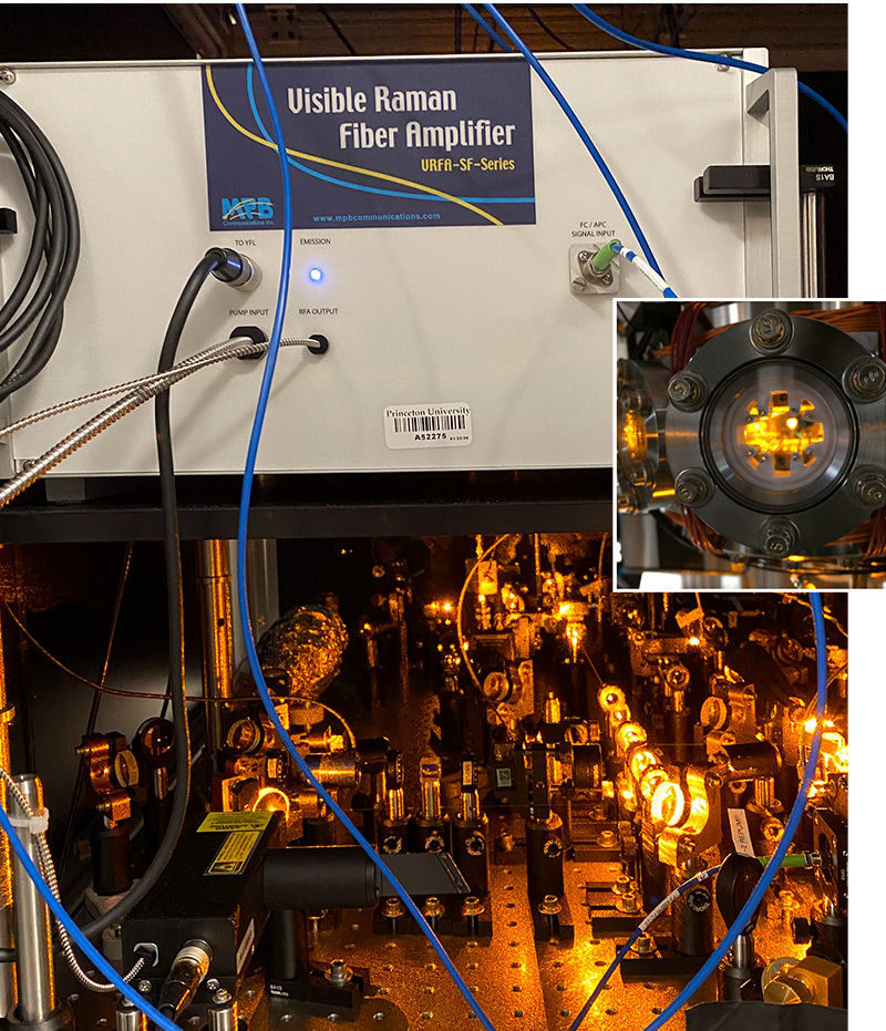 懸浮在真空室內(nèi)的超冷鈉原子云，使用 RFA 激光器主動進(jìn)行激光冷卻。