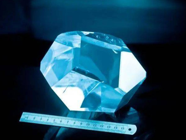 LBO晶體的 10 個基本方面：其特性、應(yīng)用和制造的詳細(xì)指南